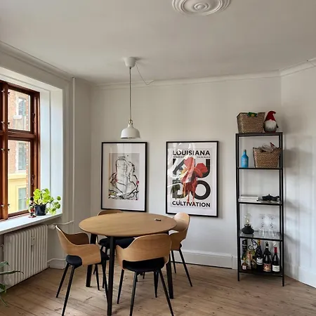 Cozy Cool Crib In The Heart Of Apartman