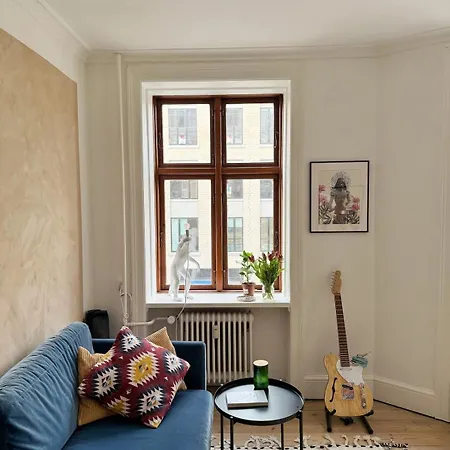 & Stylish 3-person I 5 Min To Metro Apartmán