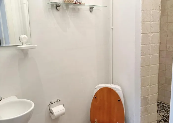 & Stylish 3-person I 5 Min To Metro